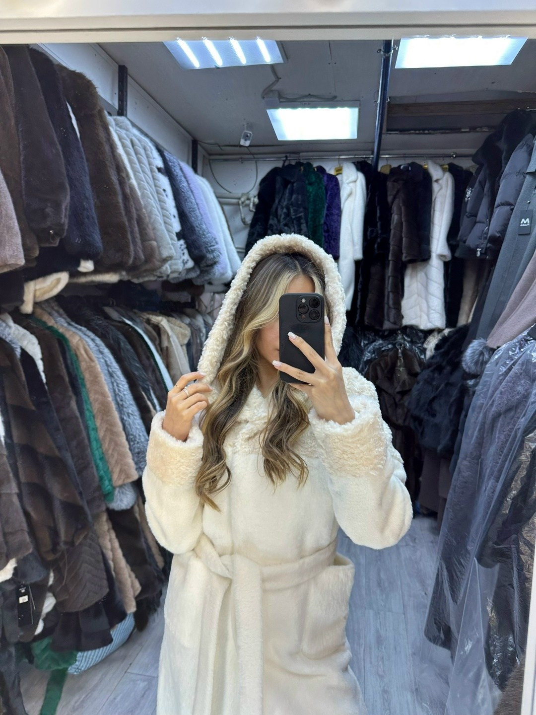 стильное пальто,пальто с капюшоном,длинная бежевая экошуба с капюшоном под норку,шуба искусственная длинная экомех под норку,зимнее пальто с капюшоном