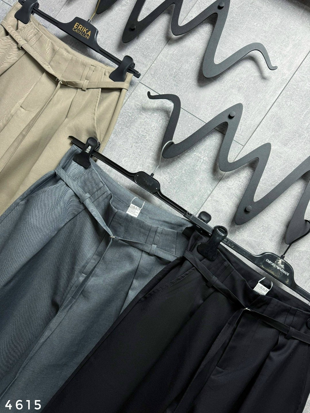 серые брюки палаццо,брюки палаццо,с брюками палаццо образы,брюки палаццо женские 2026,элегантная блузка