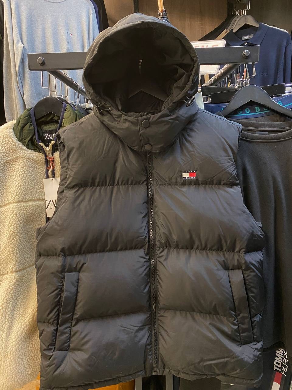 жилет tommy jeans,жилетка,жилет tommy hilfiger,жилет утепленный tommy jeans,жилет