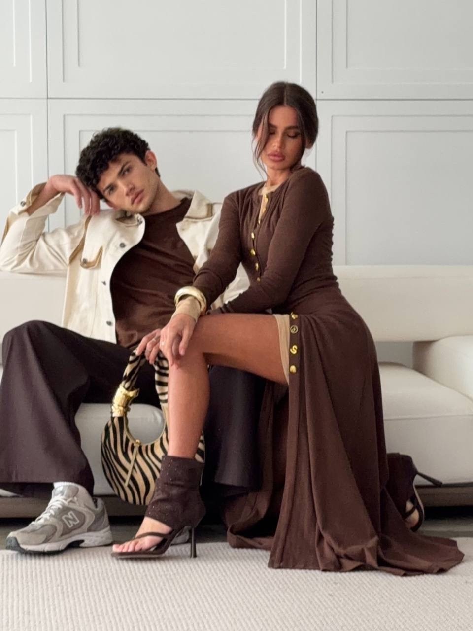 платье кашемировое schiaparelli,элегантные образы,женское платье на пуговицах schiaparelli кофейного цвета,роскошное кашемировое платье в длине миди schiaparelli