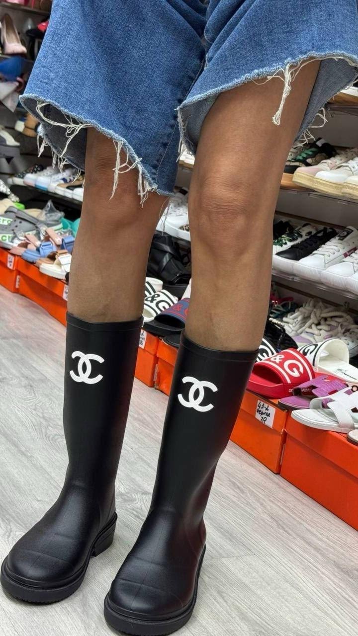 резиновые сапоги chanel,шанель сапоги резиновые,chanel черные резиновые сапоги для женщин,сапоги chanel,женские резиновые сапоги chanel черные