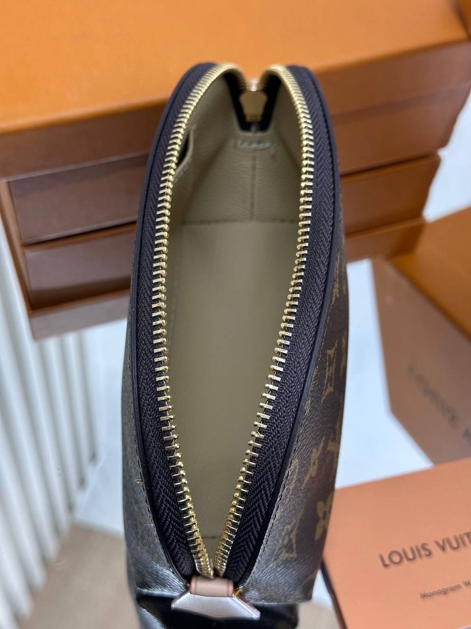 louis vuitton косметичка louis vuitton,косметичка louis vuitton,косметичка из натуральной кожи louis vuitton,дорожная косметичка louis vuitton,дорожная кожаная косметичка louis vuitton коричневая