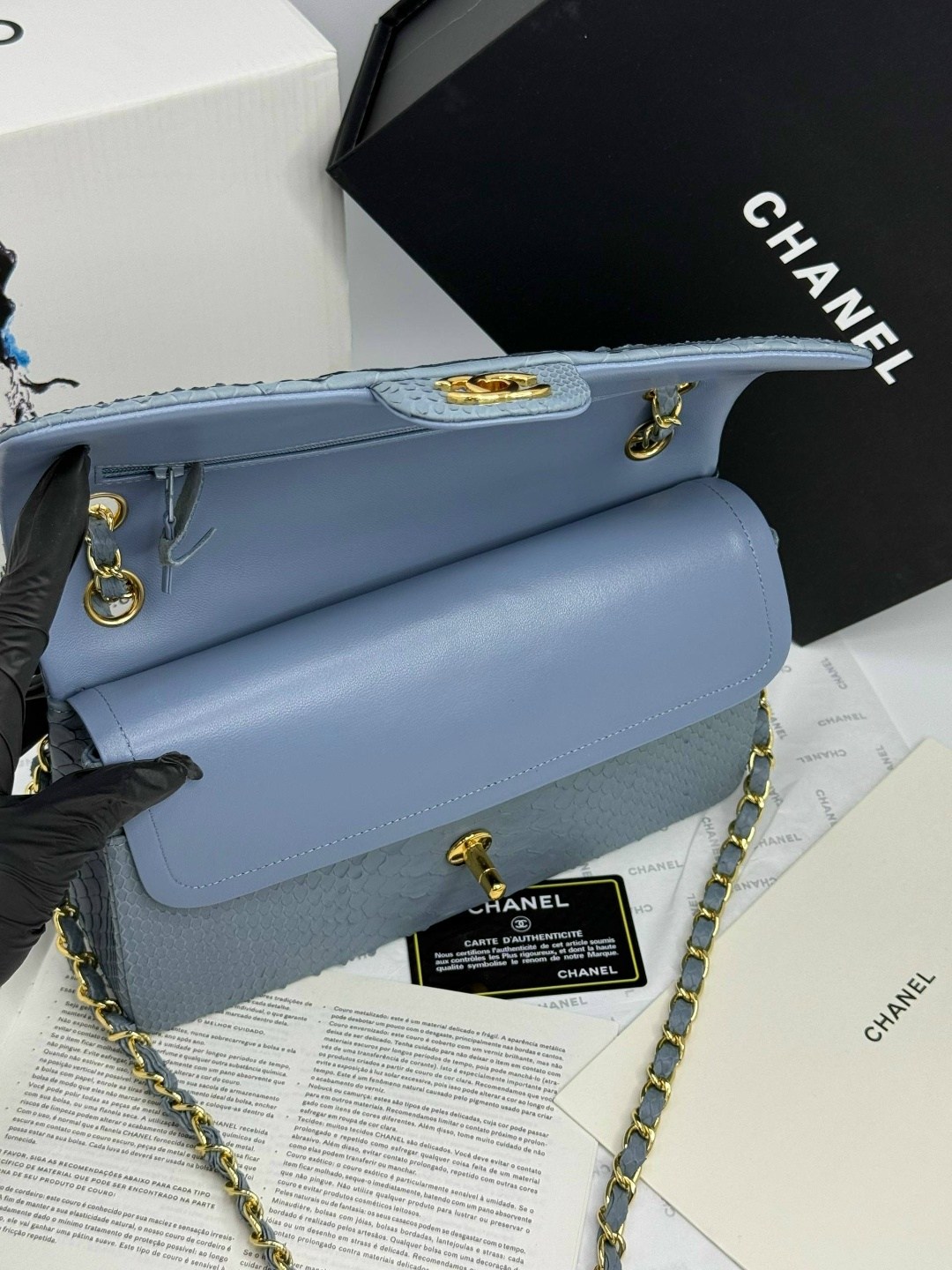 шанель сумка змеиная кожа,сумка на цепочке из змеиной кожи chanel,сумка из кожи южноафриканского питона chanel,сумка шанель,женские сумки chanel