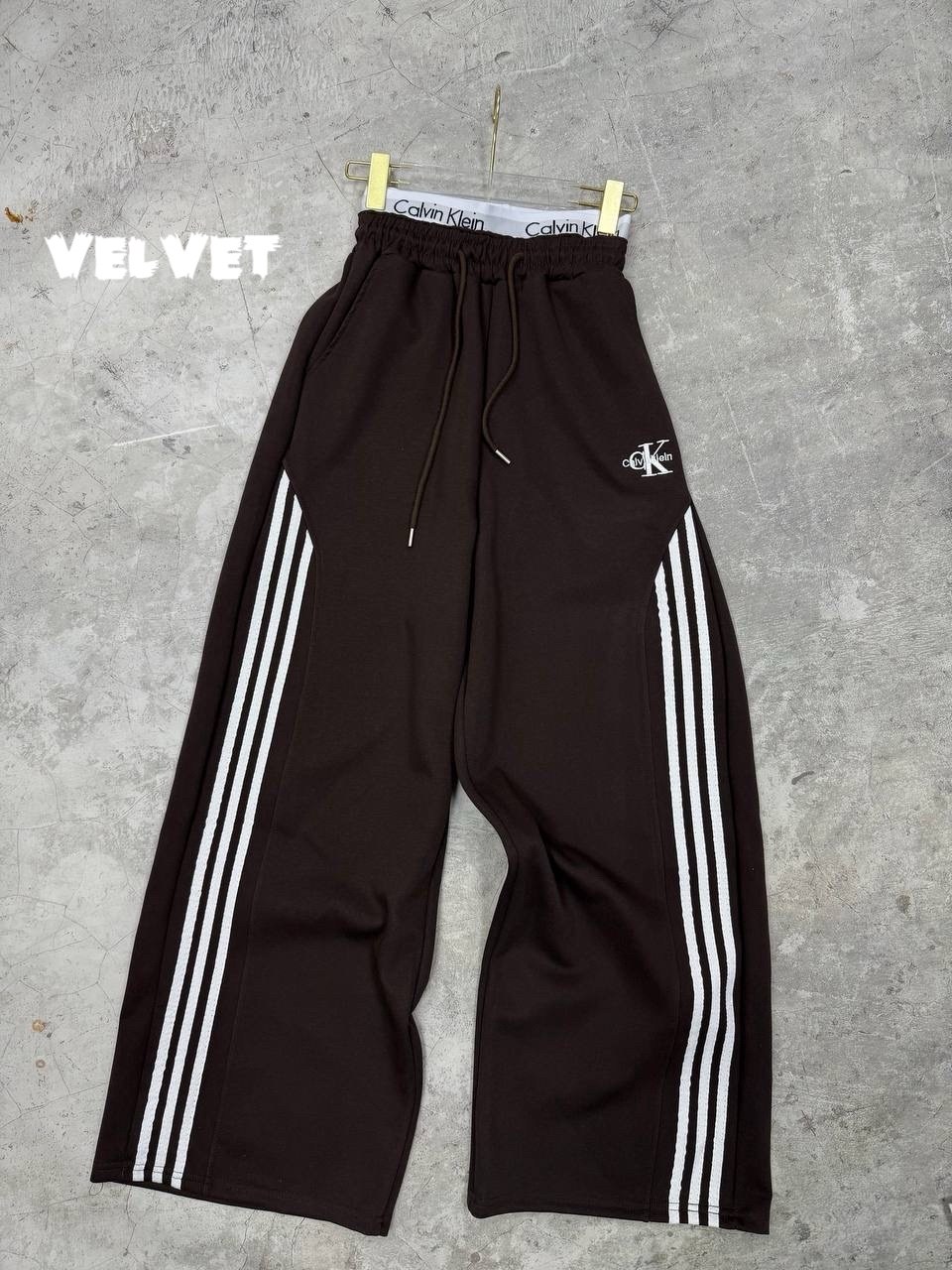 брюки карго с лампасами широкие y2k styfash,спортивные штаны y2k широкие оверсайз с вышивкой без начеса adidas,брюки оверсайз с лампасами широкие спортивные y2k,широкие штаны адидас женские,y2k штаны