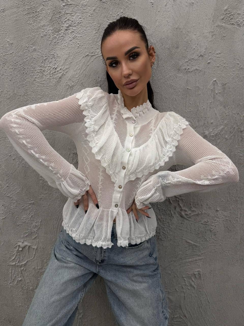 блузка с оборками,кружевная блузка,белая блузка с рюшами,стильная женская блузка с рюшами,нарядная блузка с рюшами