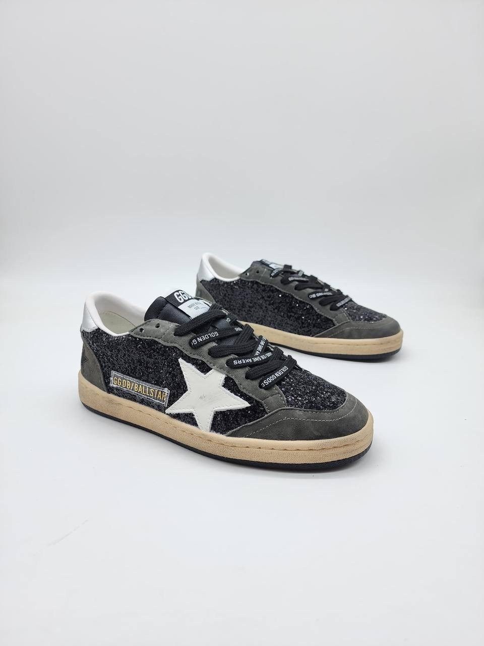 golden goose кеды hi star на платформе черный,замшевые кроссовки ball star golden goose черный,,кеды golden goose,замшевые низкие кеды ballstar с аппликацией в виде звезд golden goose черный