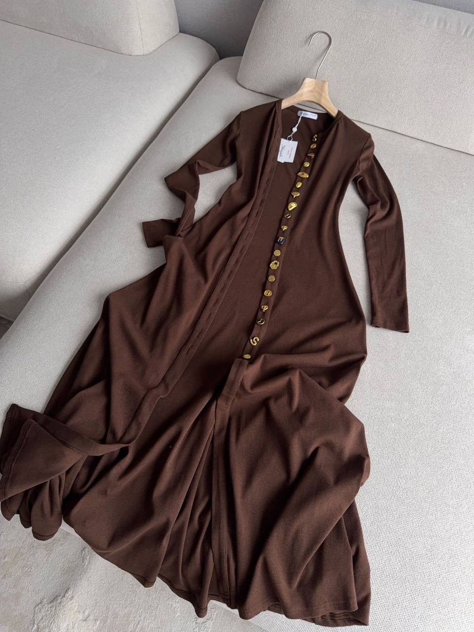 платье кашемировое schiaparelli,элегантные образы,женское платье на пуговицах schiaparelli кофейного цвета,роскошное кашемировое платье в длине миди schiaparelli