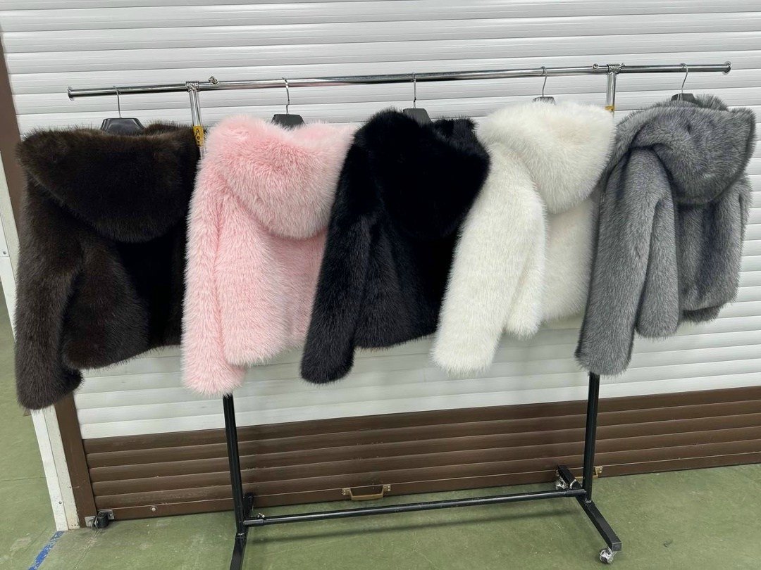 шубка из меха европейской норки с капюшоном из меха чернобурки,шуба норковая с капюшоном из чернобурки "летучка",шуба норковая с капюшоном из чернобурки,норковая шубка с капюшоном из чернобурки,шуба и