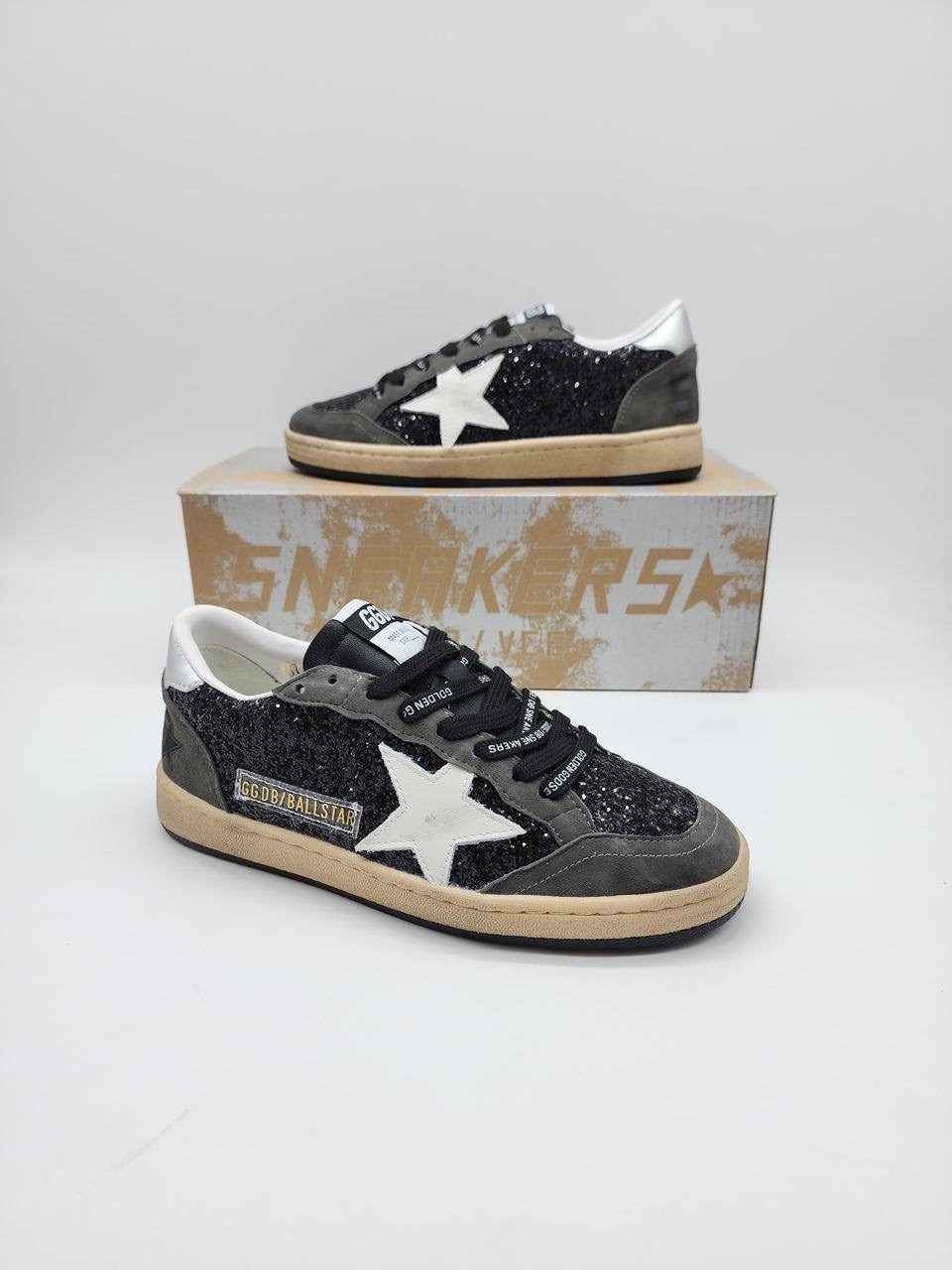 golden goose кеды hi star на платформе черный,замшевые кроссовки ball star golden goose черный,,кеды golden goose,замшевые низкие кеды ballstar с аппликацией в виде звезд golden goose черный