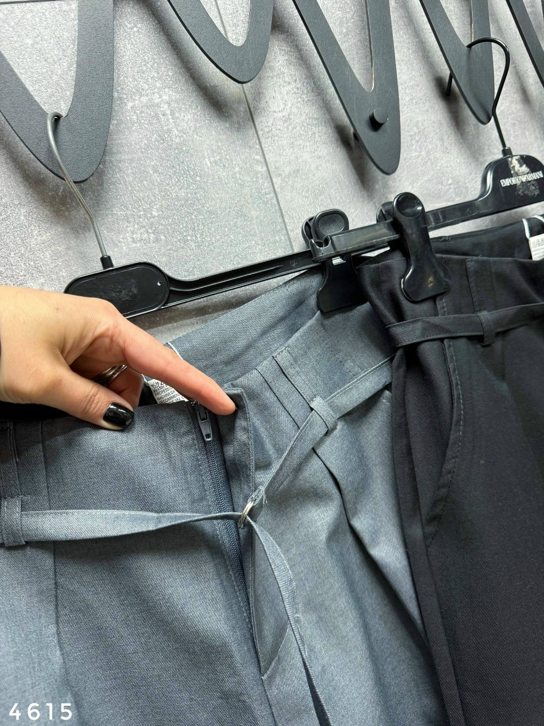 серые брюки палаццо,брюки палаццо,с брюками палаццо образы,брюки палаццо женские 2026,элегантная блузка