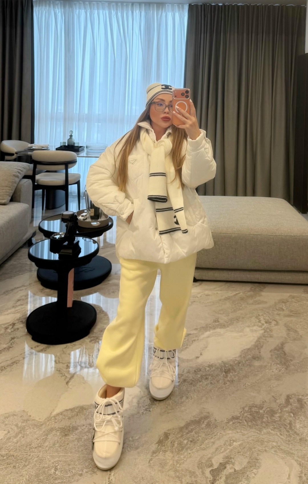 зимний стиль одежды,кэжуал зимние наряды,образ с белым пуховиком,зимняя куртка,женская зимняя куртка