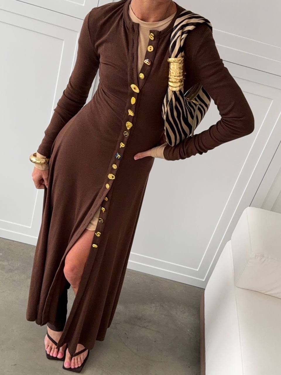 платье кашемировое schiaparelli,элегантные образы,женское платье на пуговицах schiaparelli кофейного цвета,роскошное кашемировое платье в длине миди schiaparelli