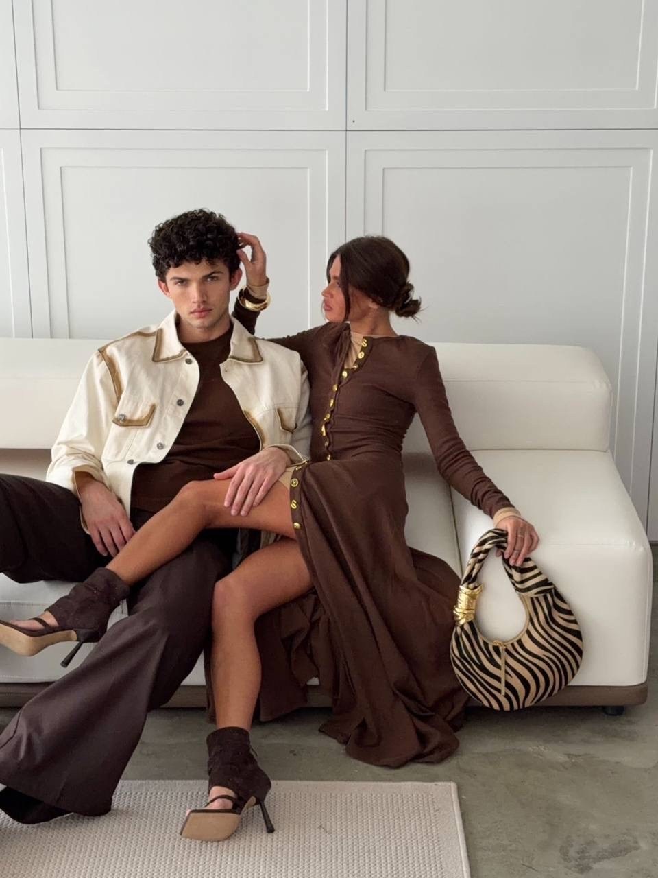 платье кашемировое schiaparelli,элегантные образы,женское платье на пуговицах schiaparelli кофейного цвета,роскошное кашемировое платье в длине миди schiaparelli