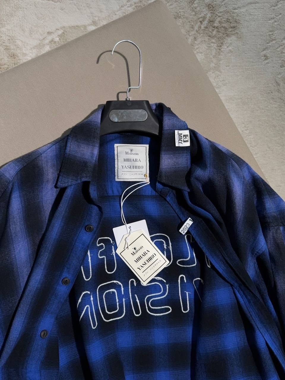 девушка,рубашка оверсайз,футболки оверсайз женские,стильная одежда,рубашка miu miu оверсайз