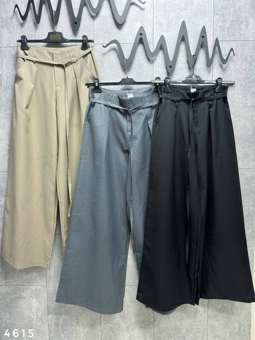 серые брюки палаццо,брюки палаццо,с брюками палаццо образы,брюки палаццо женские 2026,элегантная блузка