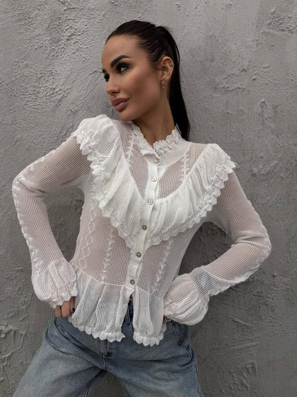 блузка с оборками,кружевная блузка,белая блузка с рюшами,стильная женская блузка с рюшами,нарядная блузка с рюшами