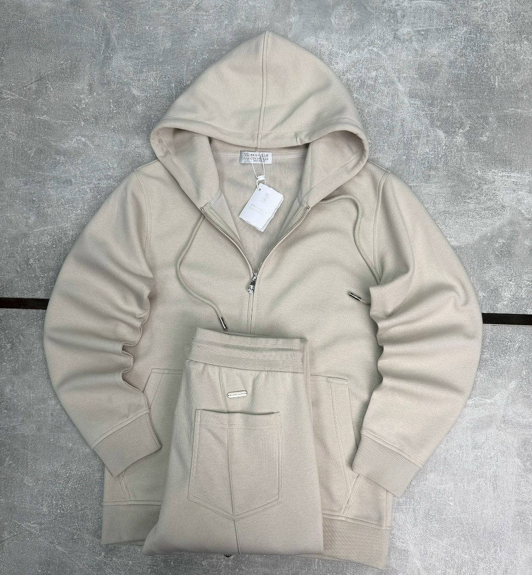 спортивный костюм brunello cucinelli,бежевая кофта,спортивный костюм,костюм