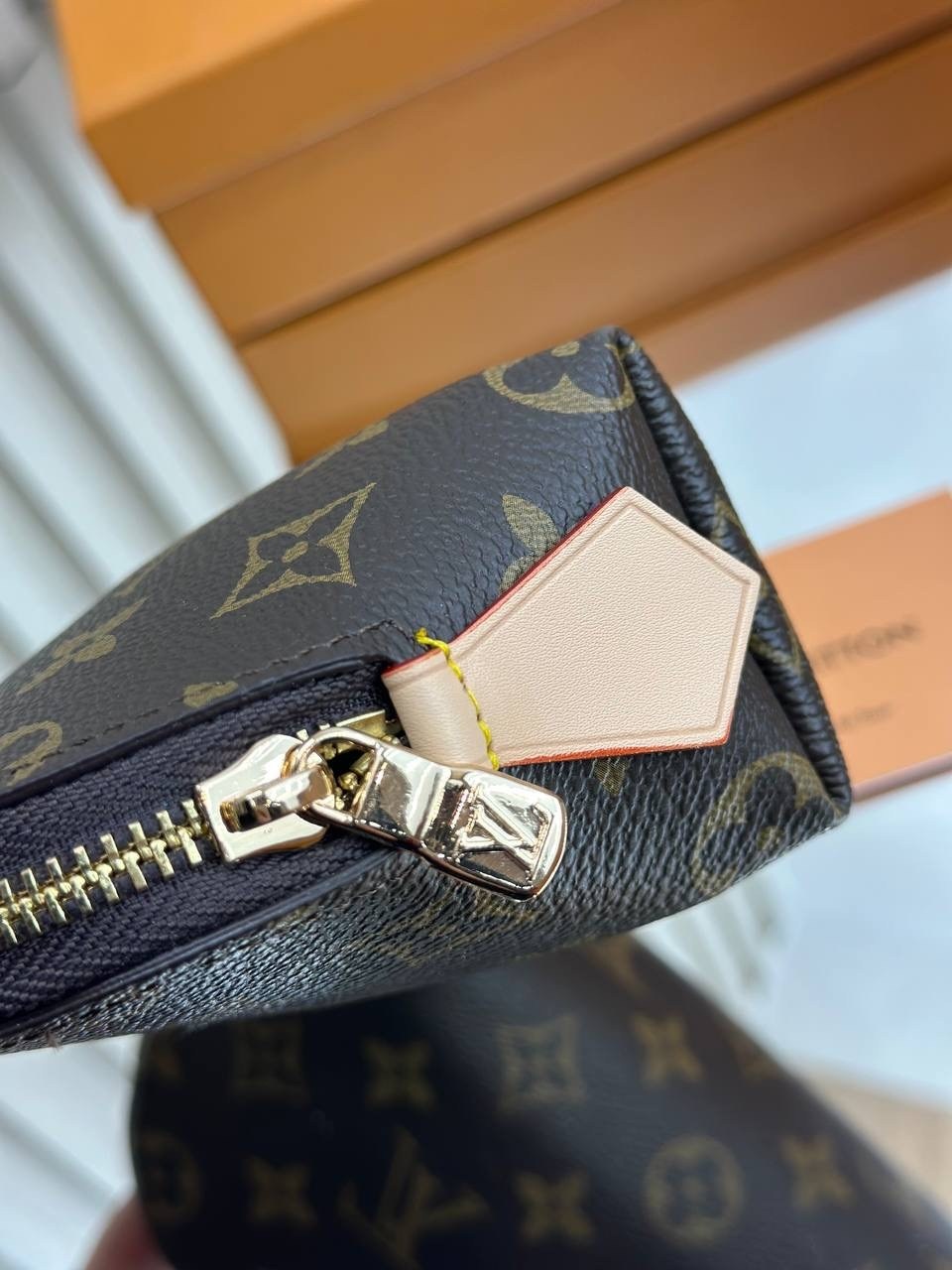 louis vuitton косметичка louis vuitton,косметичка louis vuitton,косметичка из натуральной кожи louis vuitton,дорожная косметичка louis vuitton,дорожная кожаная косметичка louis vuitton коричневая
