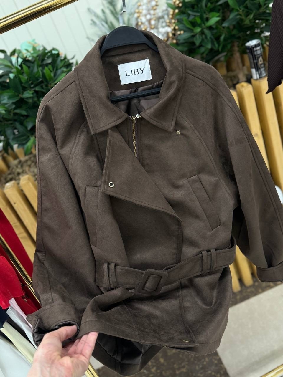 замшевая куртка,куртка рабочего тренд замшевая tinaria 313880037,куртка замшевая женская,куртка из искусственной замши коричневая,классическая коричневая замшевая женская куртка с поясом