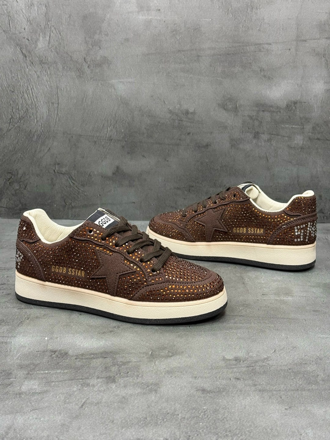 кроссовки golden goose super-star коричневый,лаковые кроссовки golden goose,кроссовки golden goose с пайетками на платформе,,кроссовки golden goose