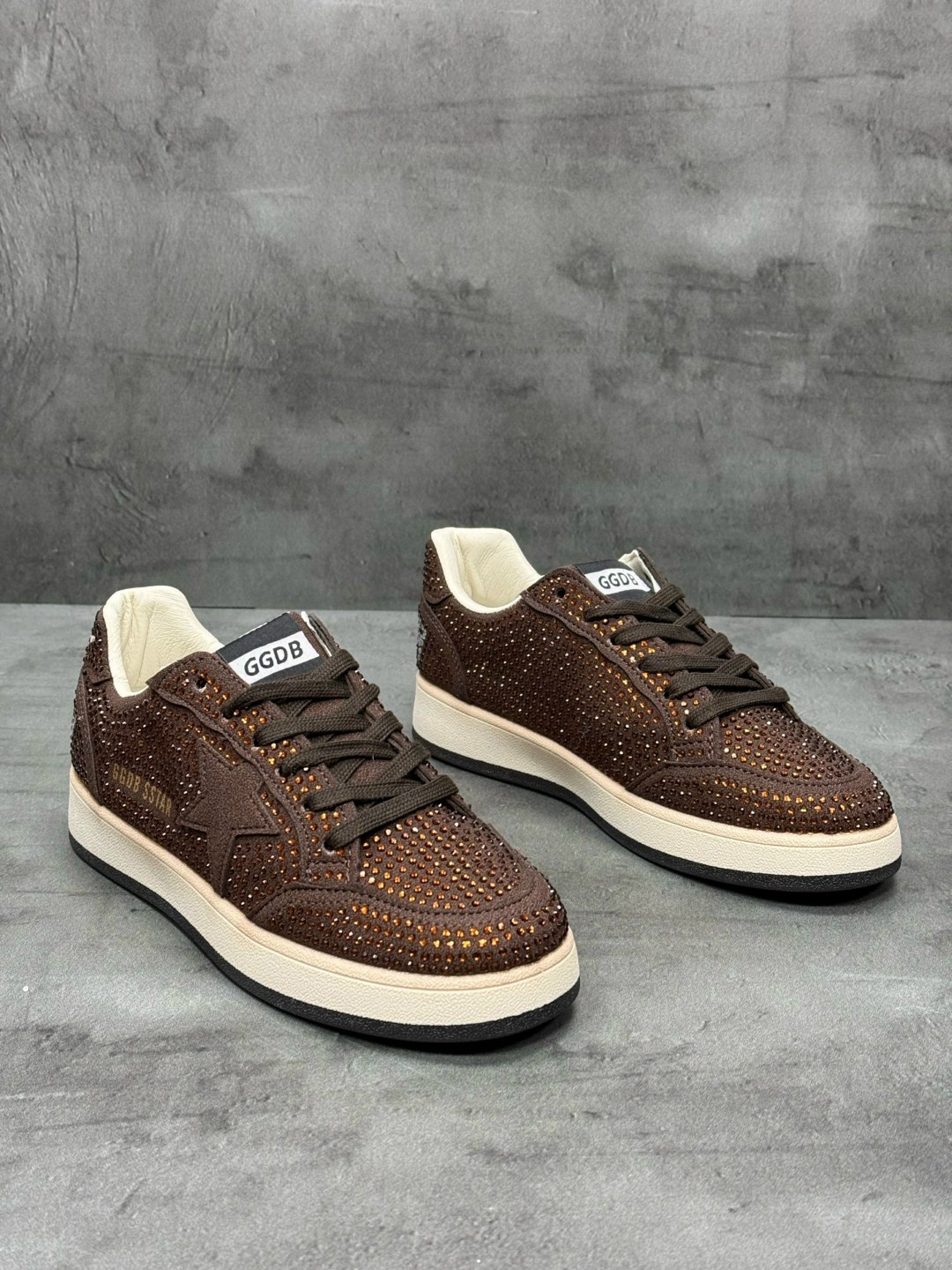 кроссовки golden goose super-star коричневый,лаковые кроссовки golden goose,кроссовки golden goose с пайетками на платформе,,кроссовки golden goose