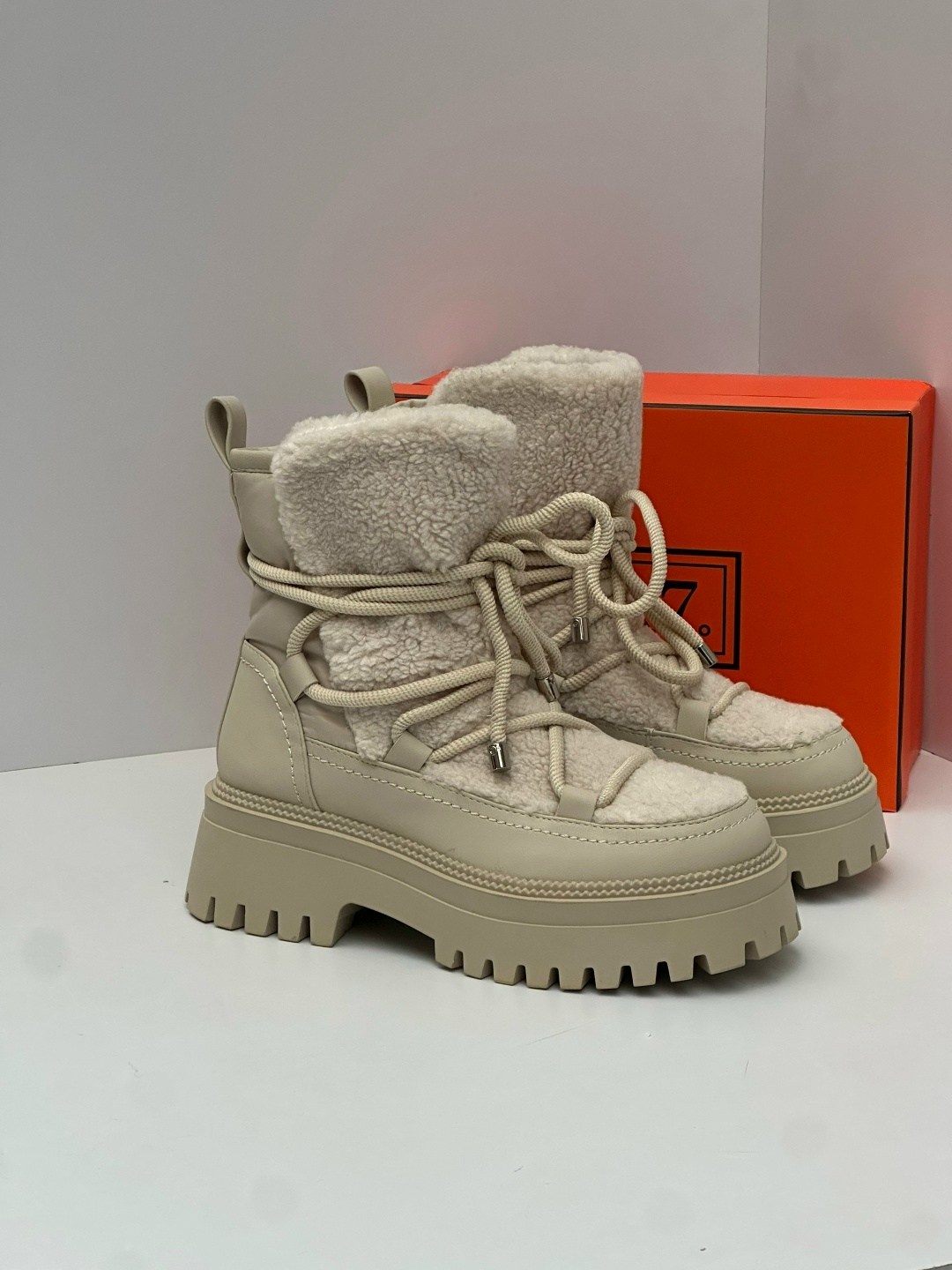 зимние женские ботинки,зимняя женская ,женские ботинки,зимние дутики  женская,женская