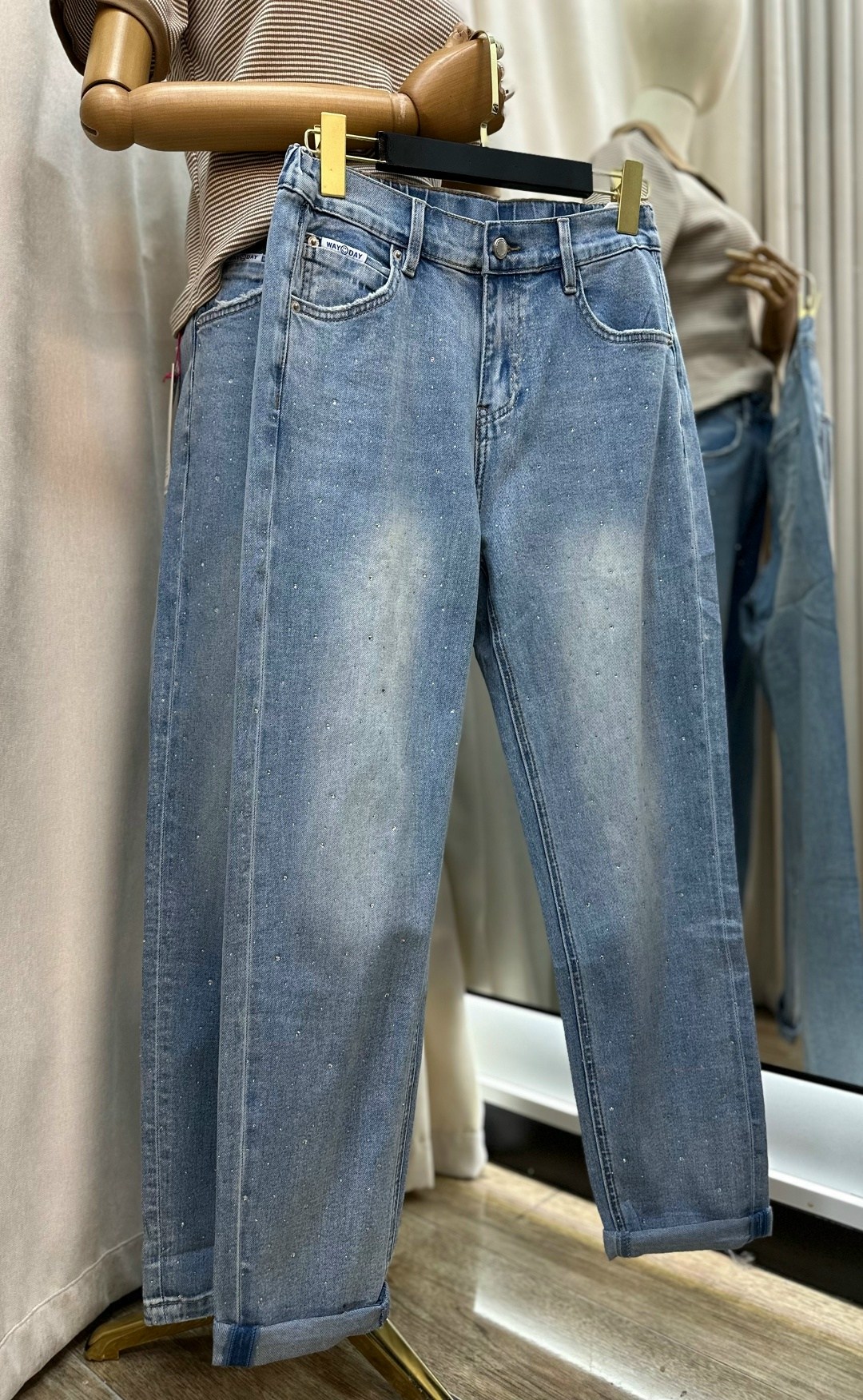 кожаная куртка,модная куртка,широкие джинсы,