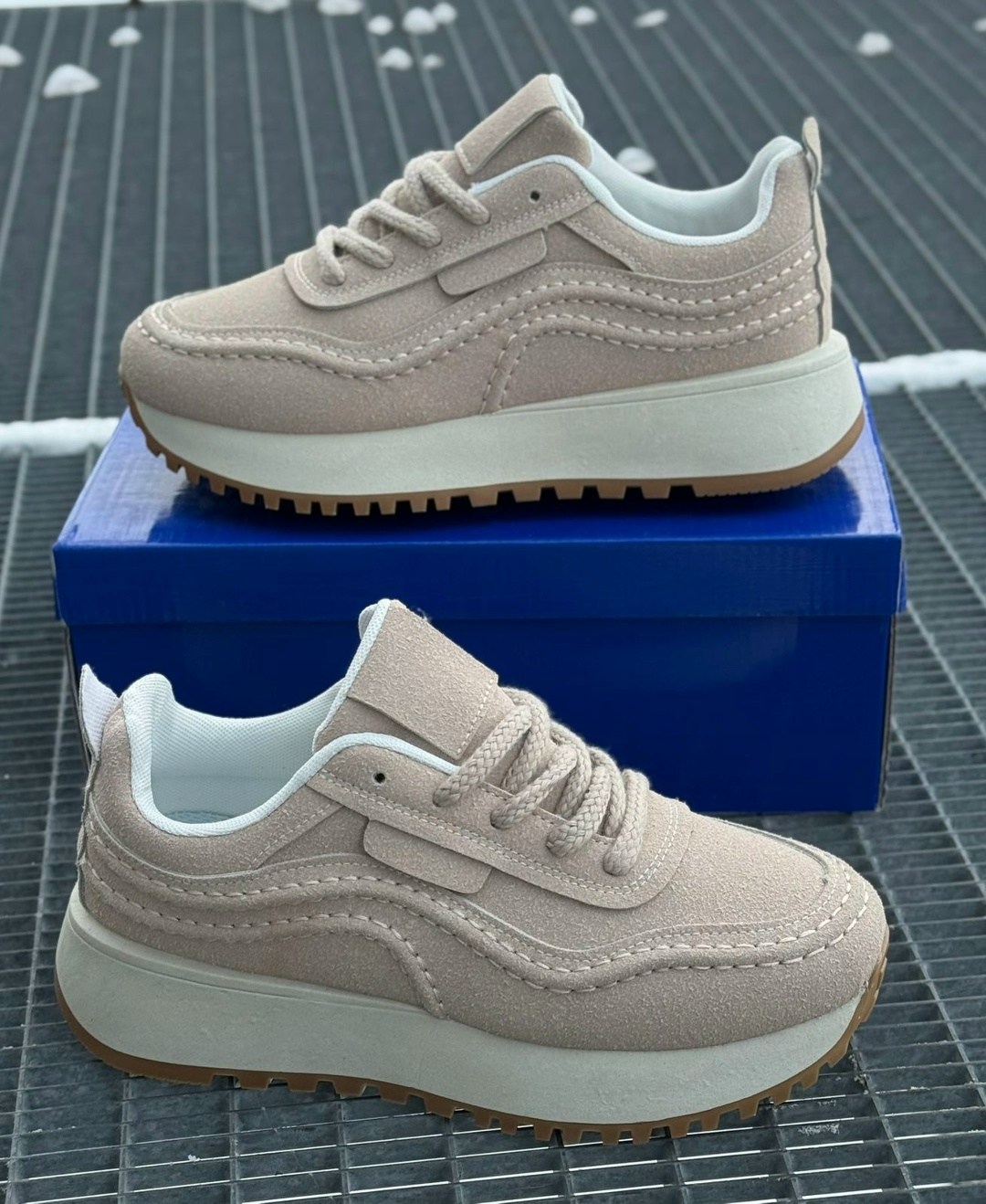 кроссовки женские,кроссовки найк женские черные на белой подошве,,черные кроссовки,кроссовки замш