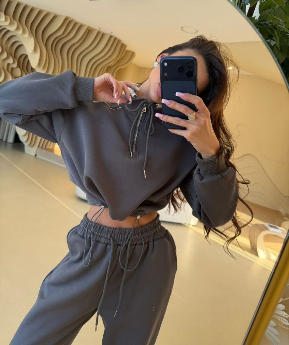 спортивный костюм miu miu женский,костюм спортивный,костюм спортивный женский,стильный костюм,женский красный костюм miu miu