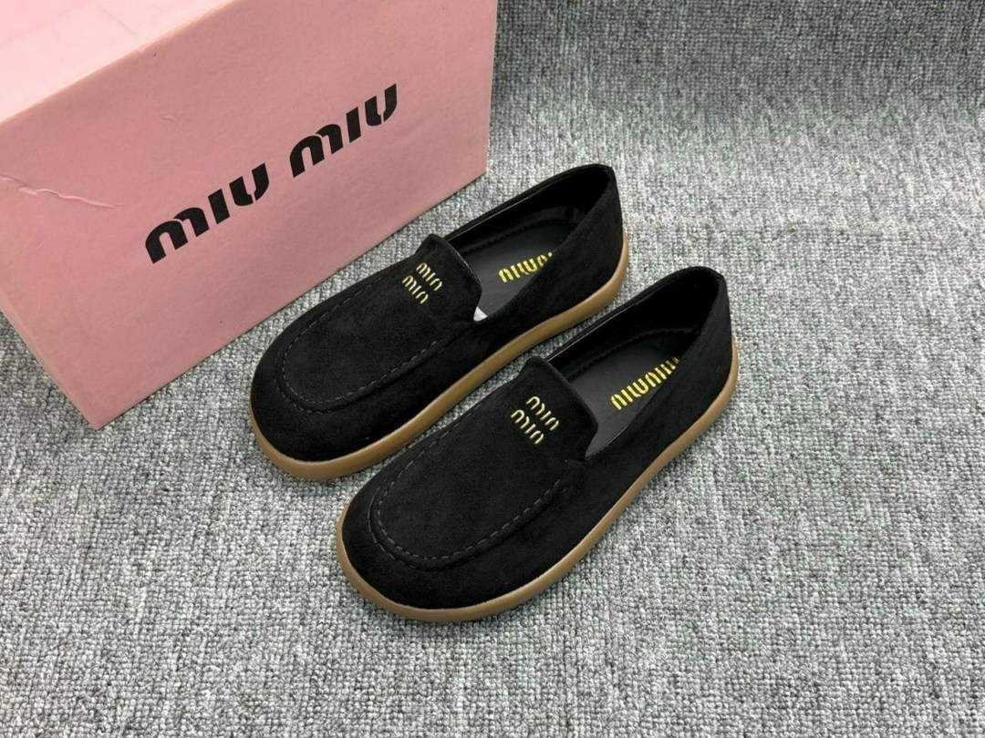 лоферы miu miu,лоферы miu miu на высокий подошве,замшевые лоферы miu miu на высокий подошве и фирменной фурнитурой,замшевые лоферы,