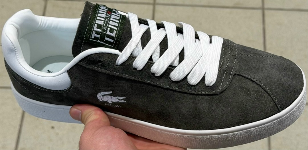 кроссовки lacoste,кроссовки lacoste baseshot,мужские кроссовки lacoste baseshot из замши с резиновой подошвой,кеды baseshot lacoste,замшевые кроссовки lacoste для мужчин с контрастной резиновой подошв