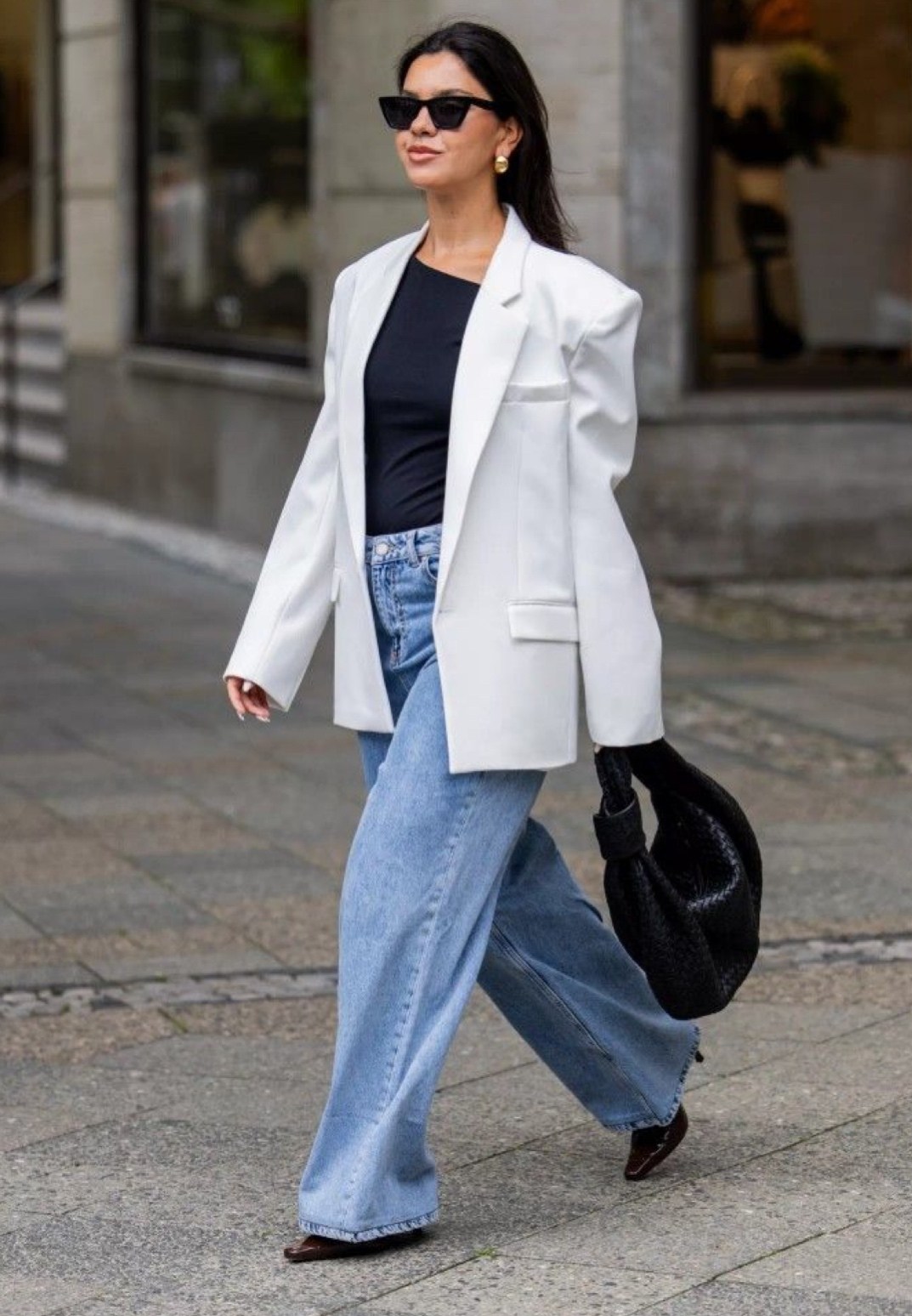 образ с широкими джинсами 2025,стиль одежды,образ с белой рубашкой,джинсы модные