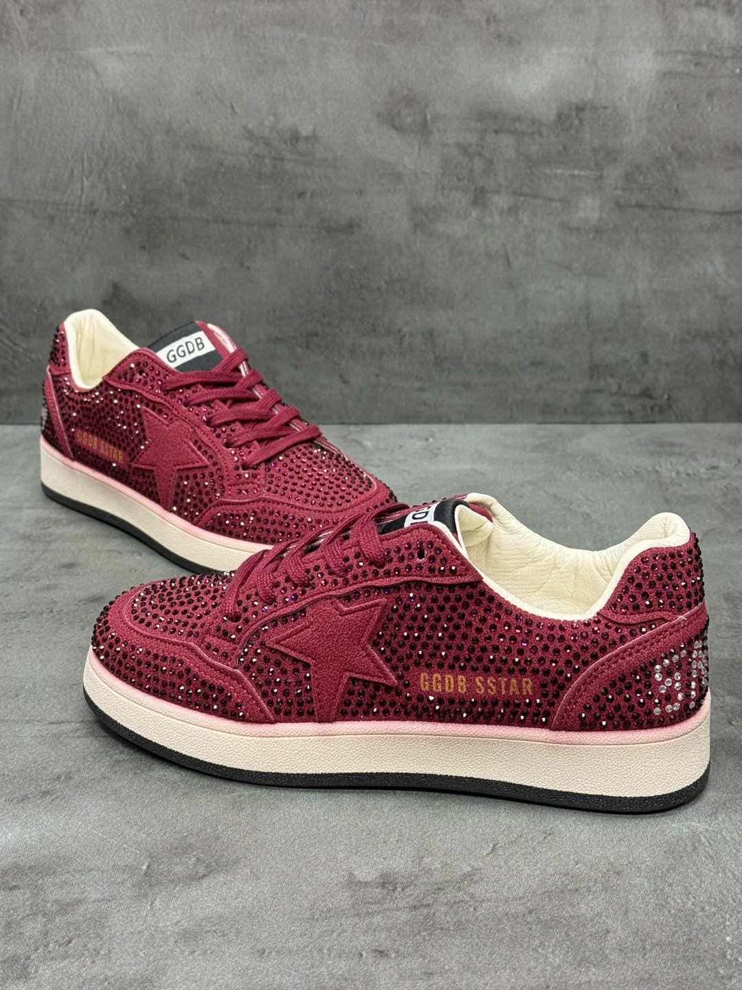 ,женские кроссовки,обуви,стильные женские кроссовки,женская