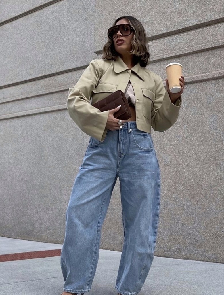 образ с широкими джинсами 2025,стиль одежды,образ с белой рубашкой,джинсы модные