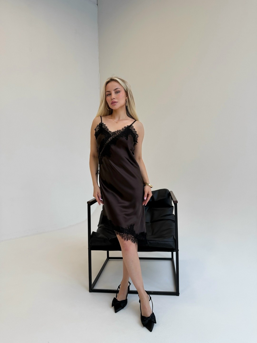 черное платье комбинация,шелковое платье на бретельках комбинация,шелковое платье комбинация,элегантное и женственное шелковое платье-комбинация на бретельках,платье комбинация