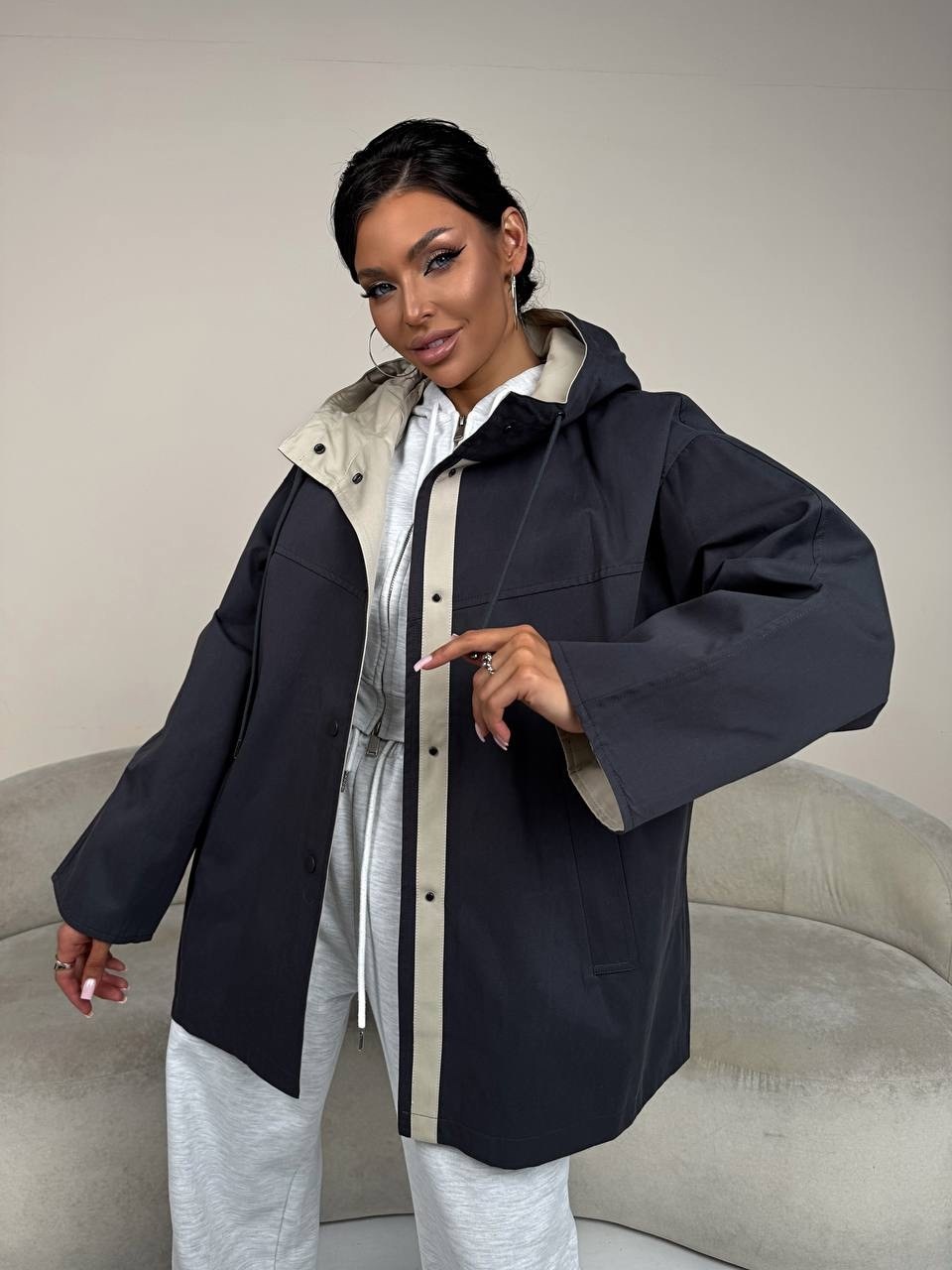 демисезонная куртка,куртка,ветровка удлиненная с капюшоном,стильная куртка,куртка модная