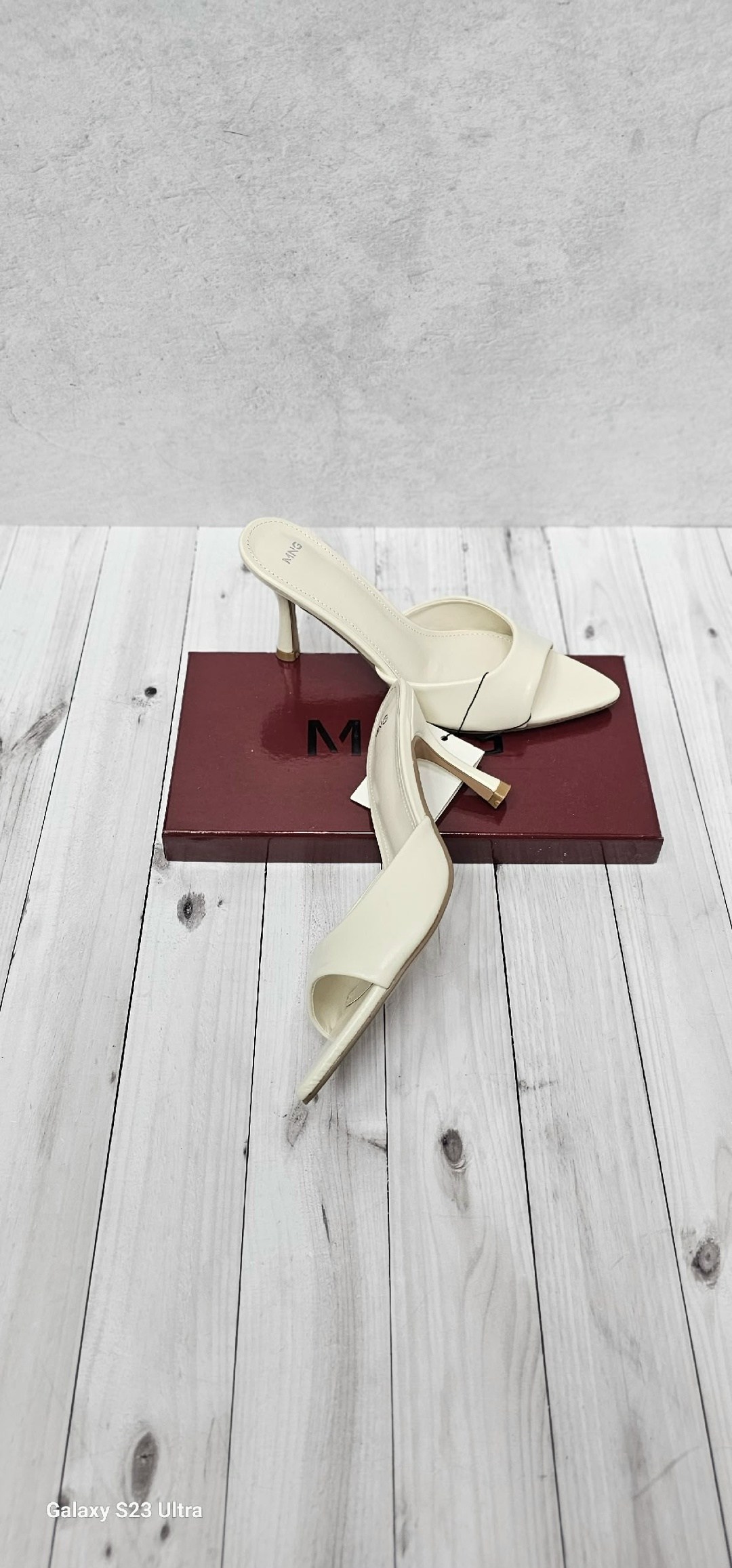 ,бежевые кожаные босоножки the row на низком каблуке,мюли женские,женские босоножки,мюли на каблуке