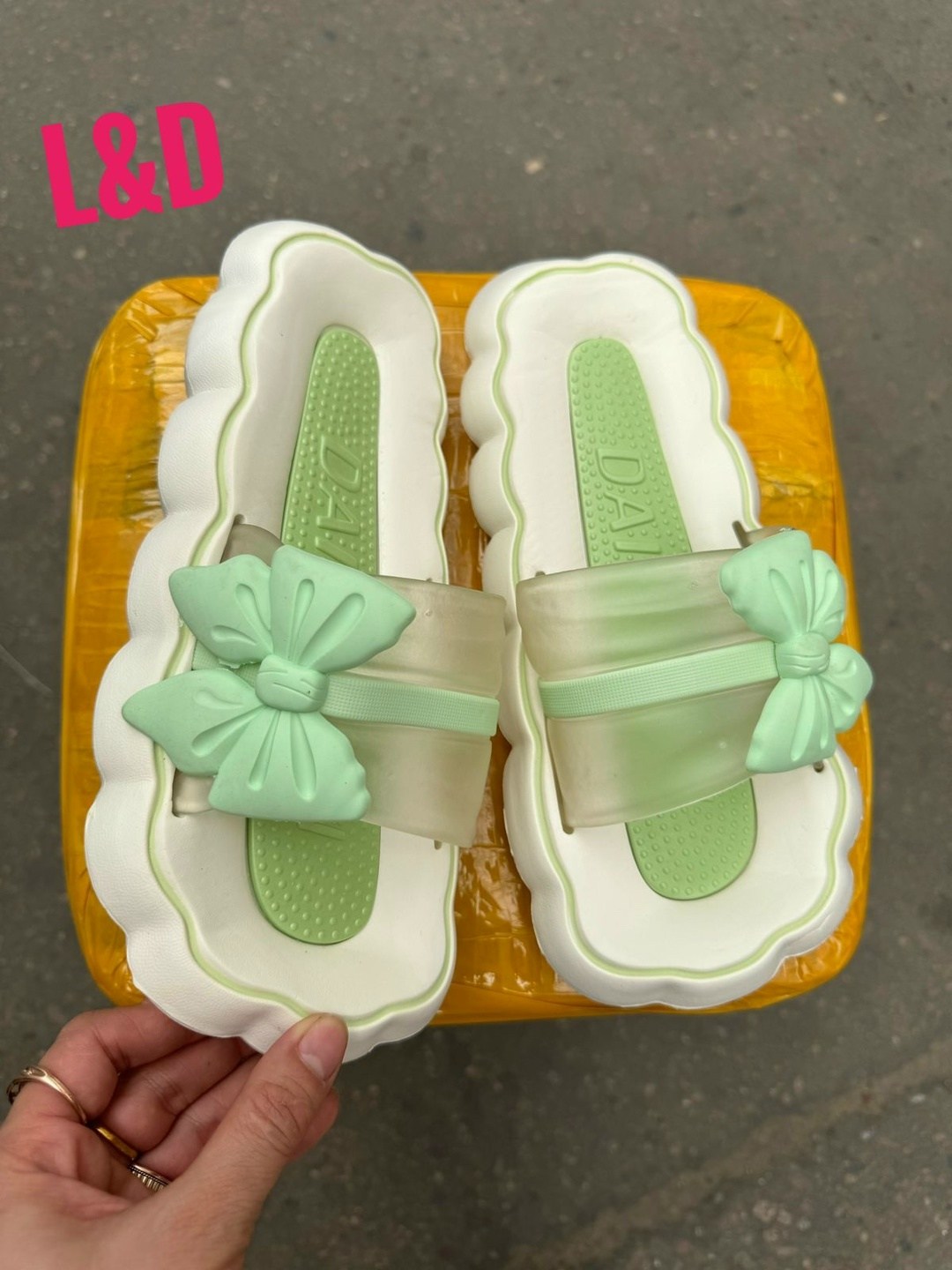 ,шлепанцы женские,летние тапочки,модные тапочки,шлепанцы модные