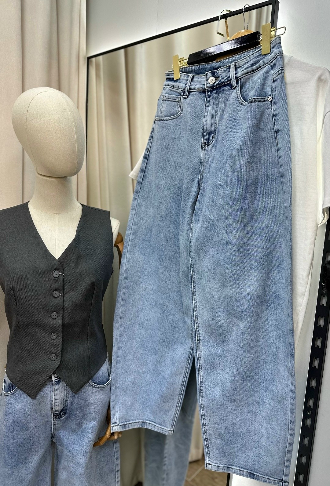 образ с широкими джинсами 2025,стиль одежды,образ с белой рубашкой,джинсы модные