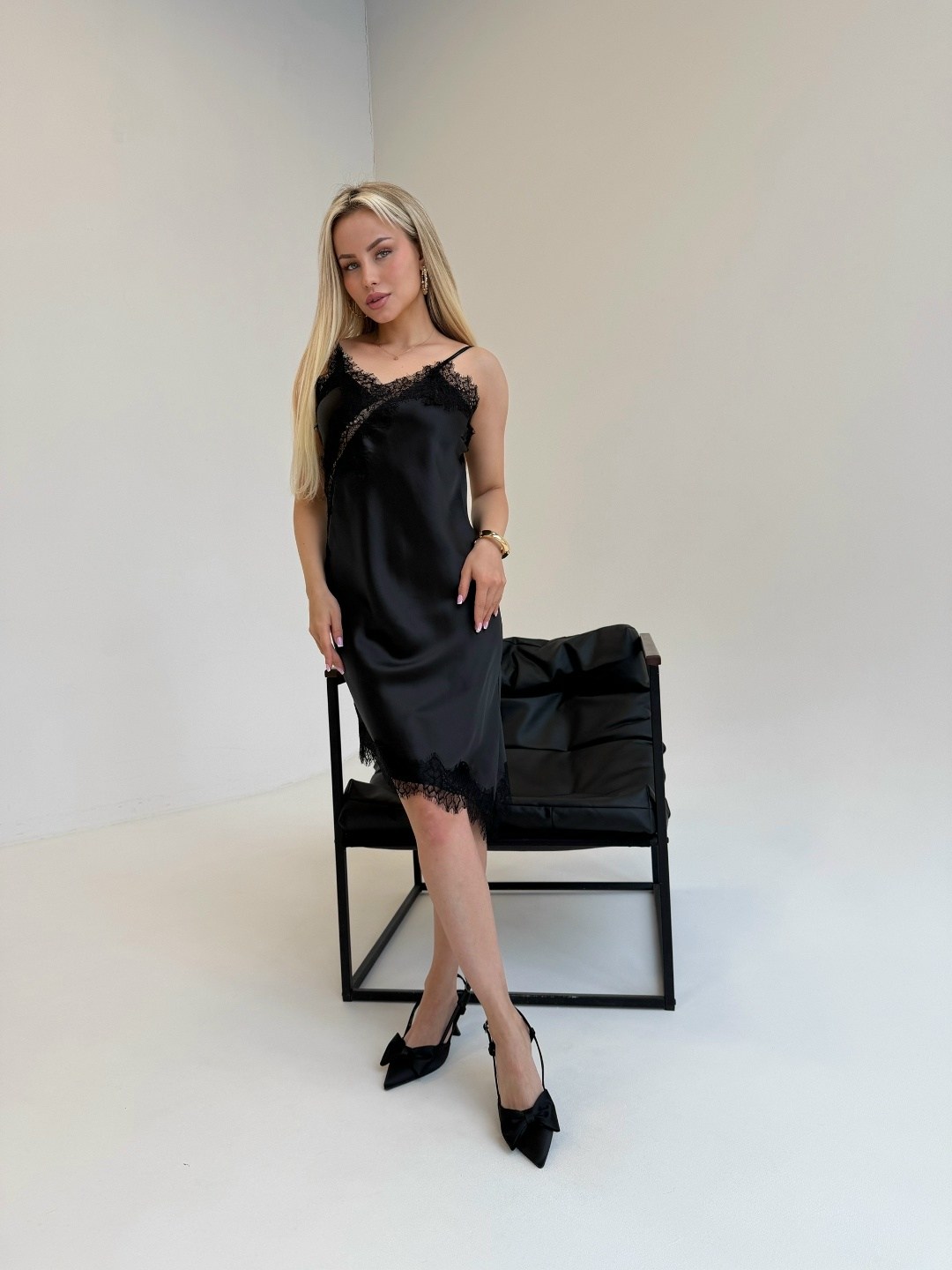 черное платье комбинация,шелковое платье на бретельках комбинация,шелковое платье комбинация,элегантное и женственное шелковое платье-комбинация на бретельках,платье комбинация