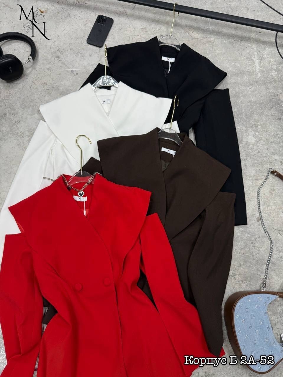 жакет с архитектурными плечами,стильные наряды,жакет,платье-пиджак асимметричного кроя