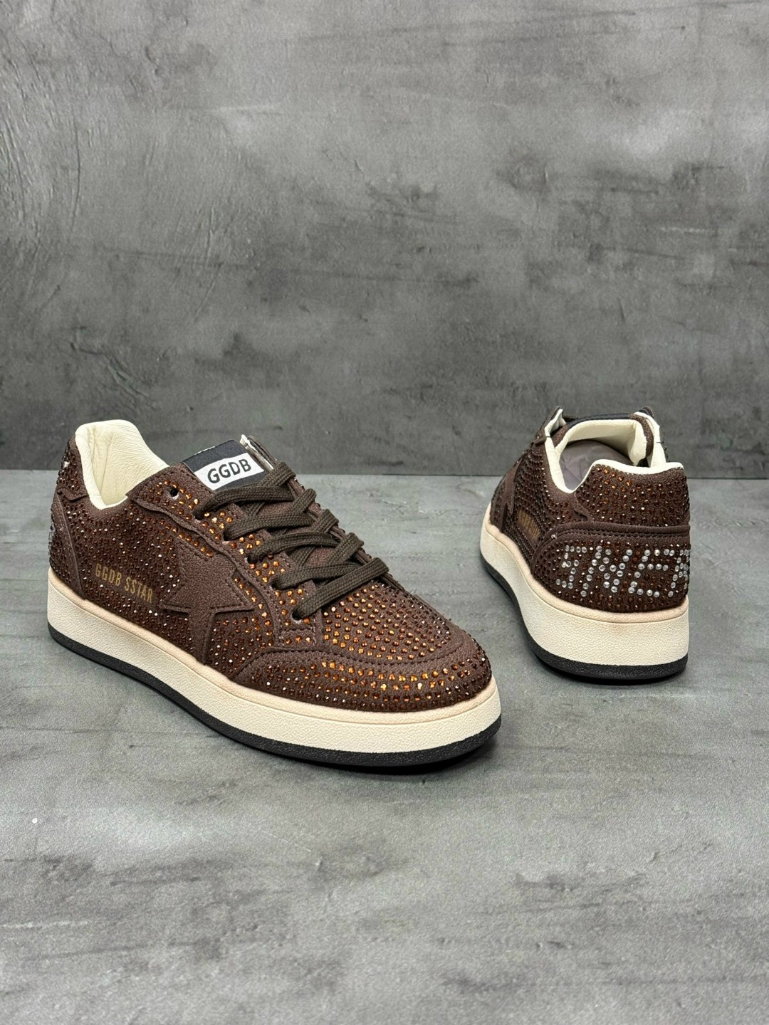 кроссовки golden goose super-star коричневый,лаковые кроссовки golden goose,кроссовки golden goose с пайетками на платформе,,кроссовки golden goose