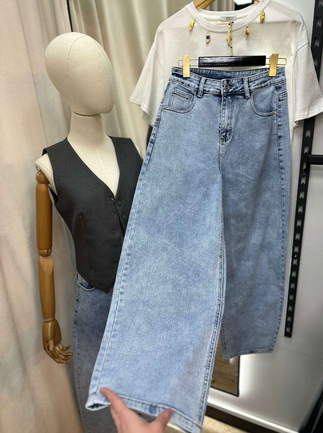 образ с широкими джинсами 2025,стиль одежды,образ с белой рубашкой,джинсы модные