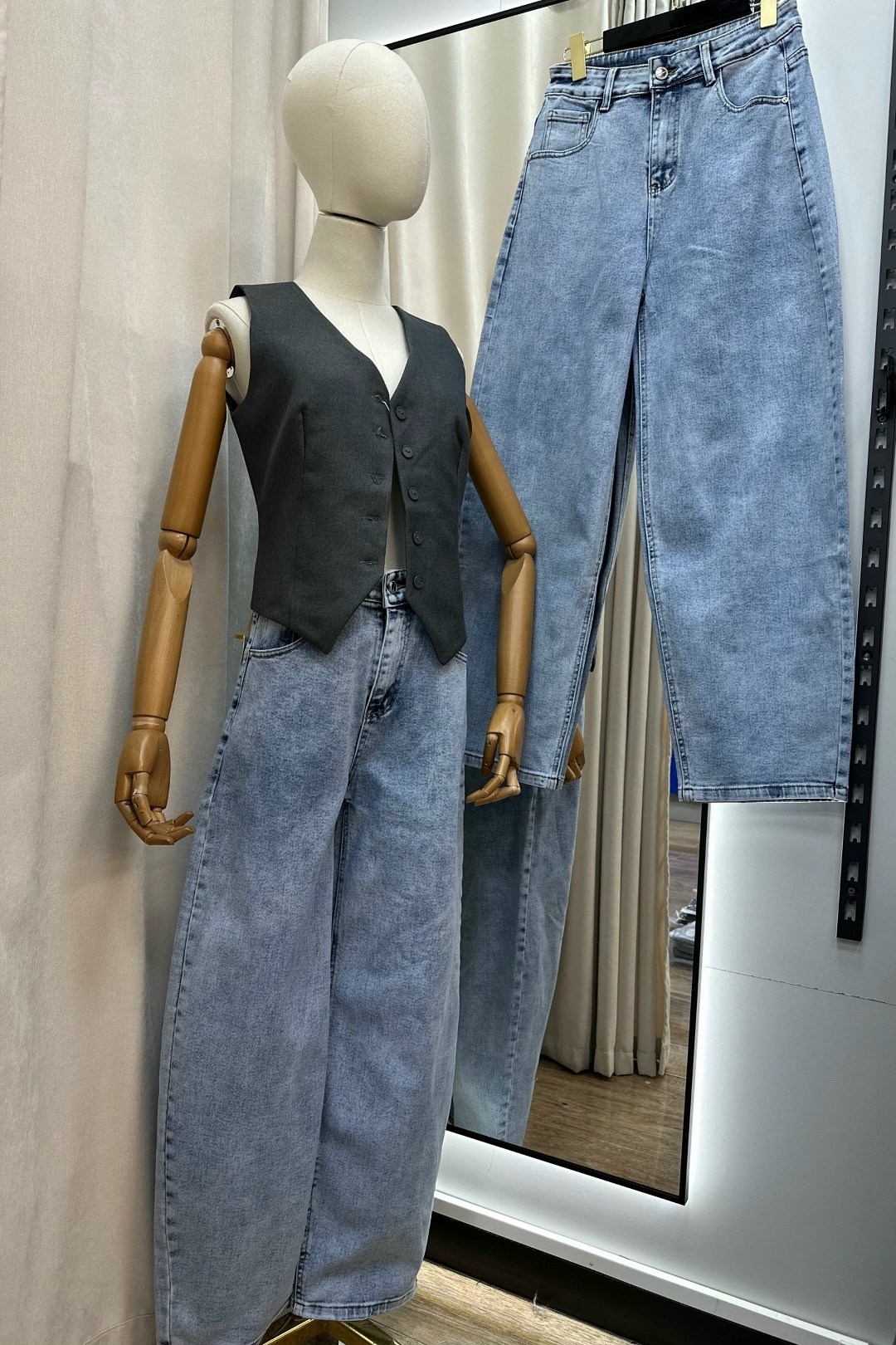 образ с широкими джинсами 2025,стиль одежды,образ с белой рубашкой,джинсы модные