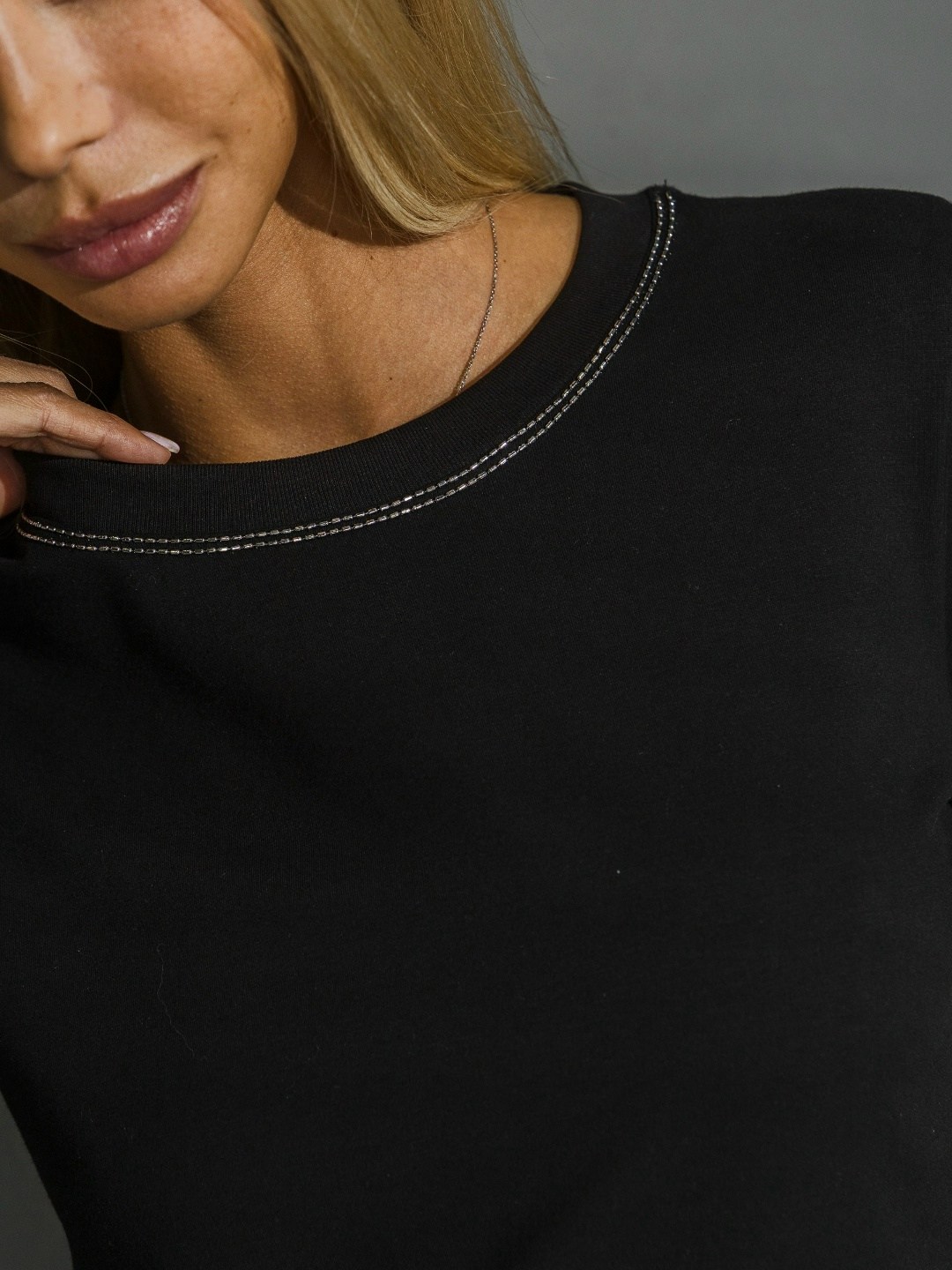 женская футболка,женская базовая футболка,футболка женская черная,футболки для женщин,футболка со стразами