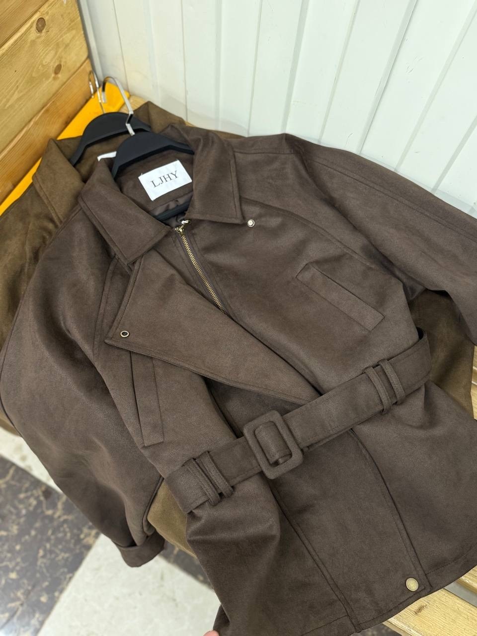 замшевая куртка,куртка рабочего тренд замшевая tinaria 313880037,куртка замшевая женская,куртка из искусственной замши коричневая,классическая коричневая замшевая женская куртка с поясом