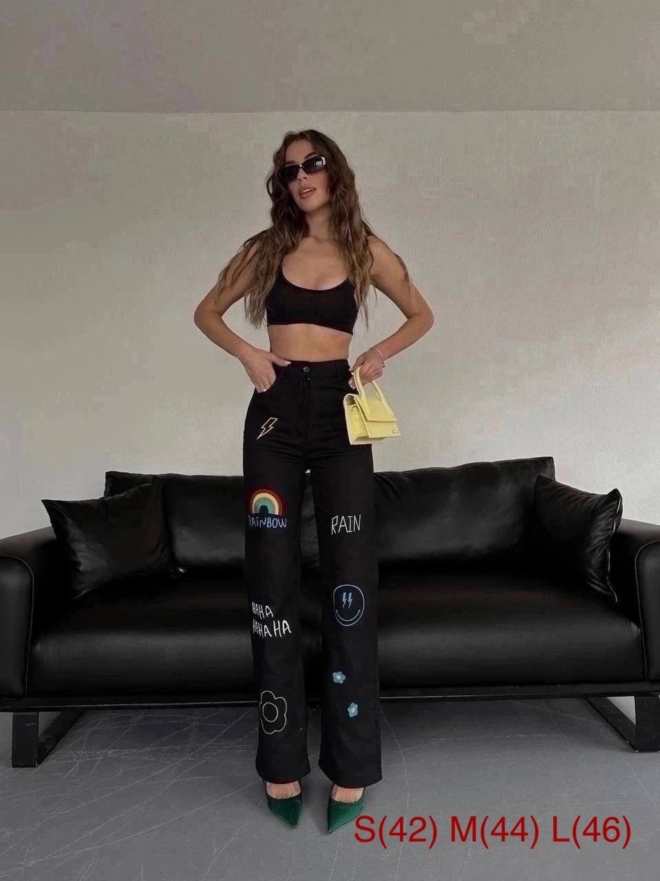 девушка джинсах,широкие рваные джинсы,джинсы мом рваные,джинсах,джинсы модные