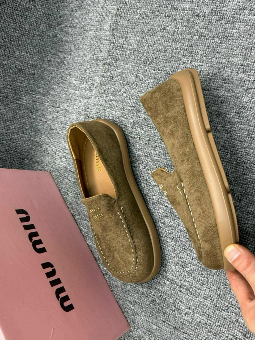 лоферы miu miu,лоферы miu miu на высокий подошве,замшевые лоферы miu miu на высокий подошве и фирменной фурнитурой,замшевые лоферы,