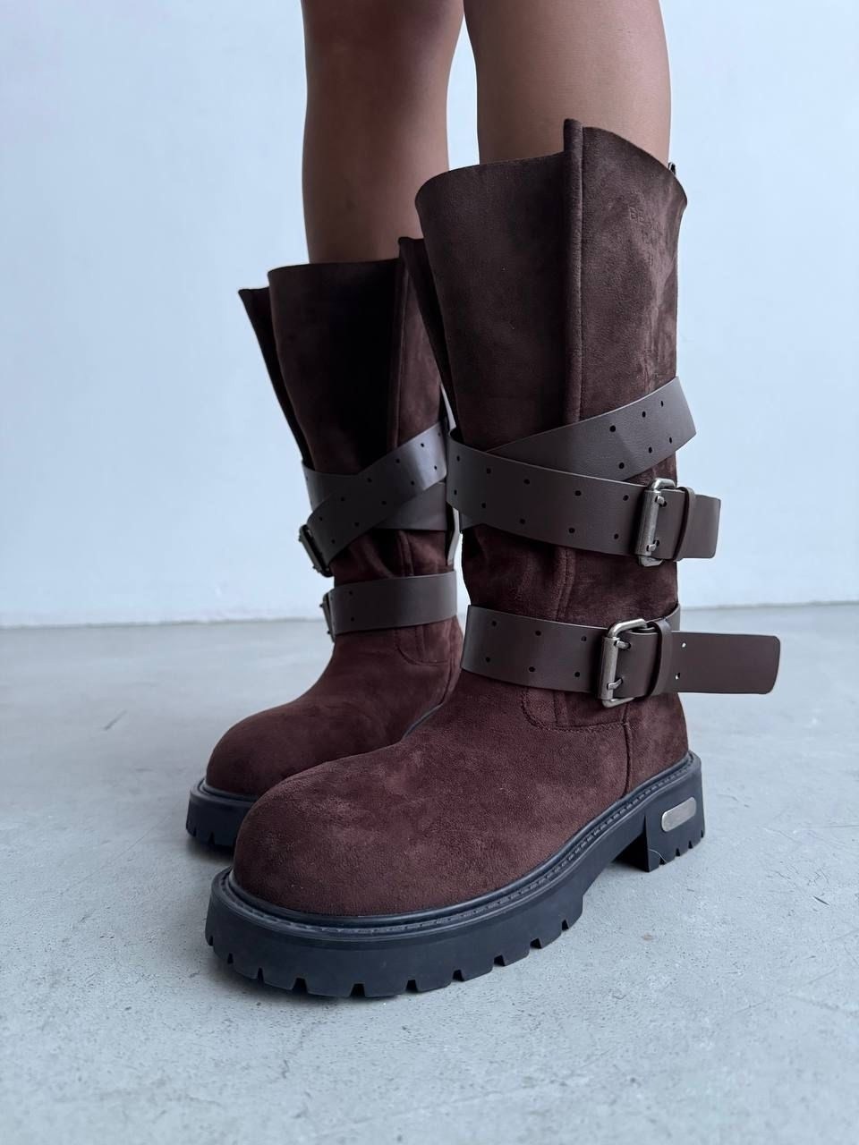 ,женские ботинки,стильные сапоги,обуви,высокие ботинки