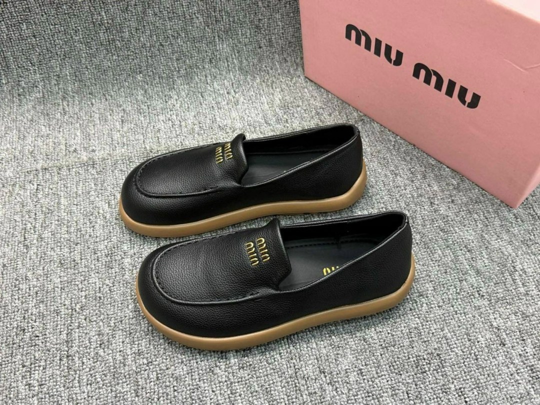 лоферы miu miu,лоферы miu miu на высокий подошве,замшевые лоферы miu miu на высокий подошве и фирменной фурнитурой,замшевые лоферы,